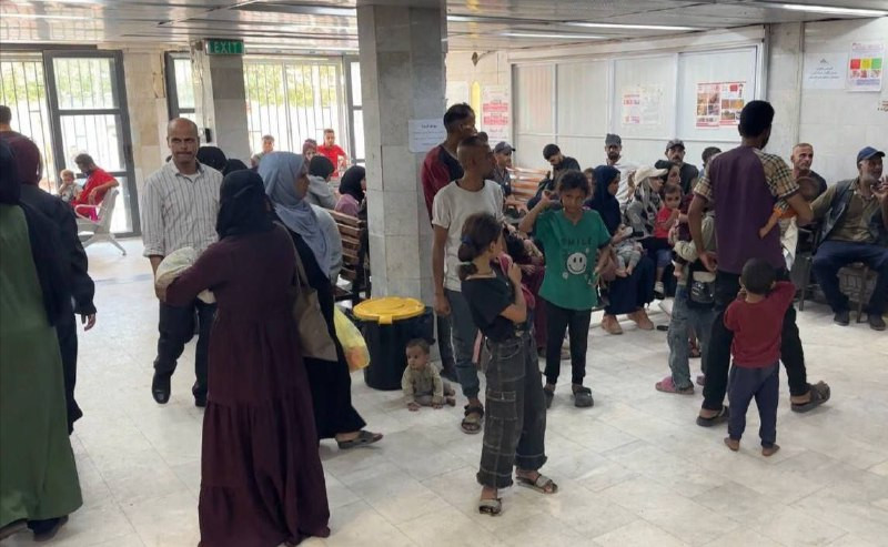 صور | الأطفال المرضى يتكدسون في ممرات مجمع ناصر الطبي بخان يونس بسبب نقص الأسرّة والاكتظاظ الناتج عن نزوح آلاف العائلات من شمال القطاع....
