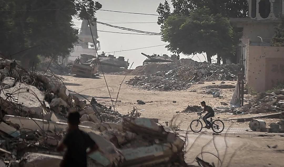 صورة| أطفال يلهون ولم ينزحوا من غزة، رغم توغل دبابات الاحتلال في بعض أحياء محافظة غزة....