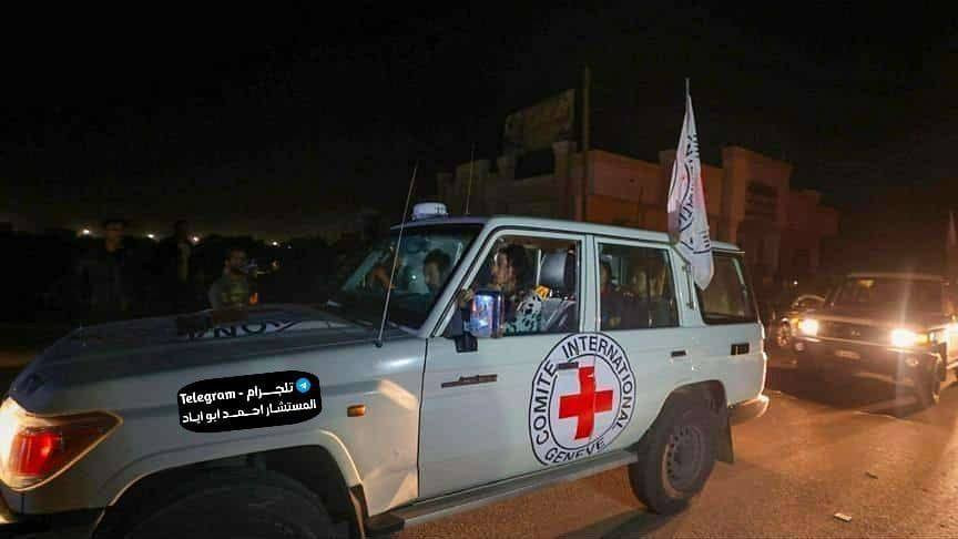 شهد قطاع غزة اليوم حدثًا غير معتاد، حيث دخلت قافلة كبيرة تضم عشرات المركبات التابعة للأمم المتحدة والصليب الأحمر إلى خان يونس جنوب القطاع، من بينها حا...