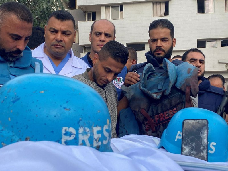 قالت لجنة الحريات في نقابة الصحفيين إن الاحتلال قتل 44 صحفياً فلسطينياً داخل خيام النزوح في قطاع غزة من بين 254 عاملاً في المجال الإعلامي استُشهدوا من...