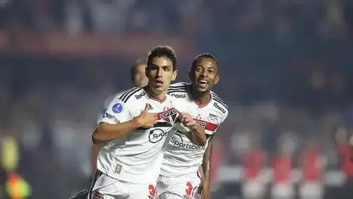 Porto quer estender empréstimo e trava a volta de Moreira ao São Paulo.