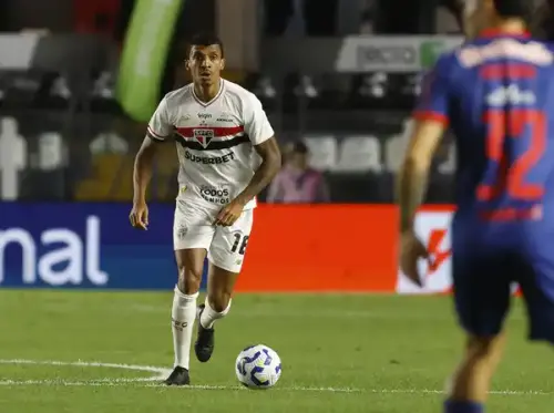 São Paulo e Luiz Gustavo em negociação tensa; clube define futuro do jogador nos bastidores