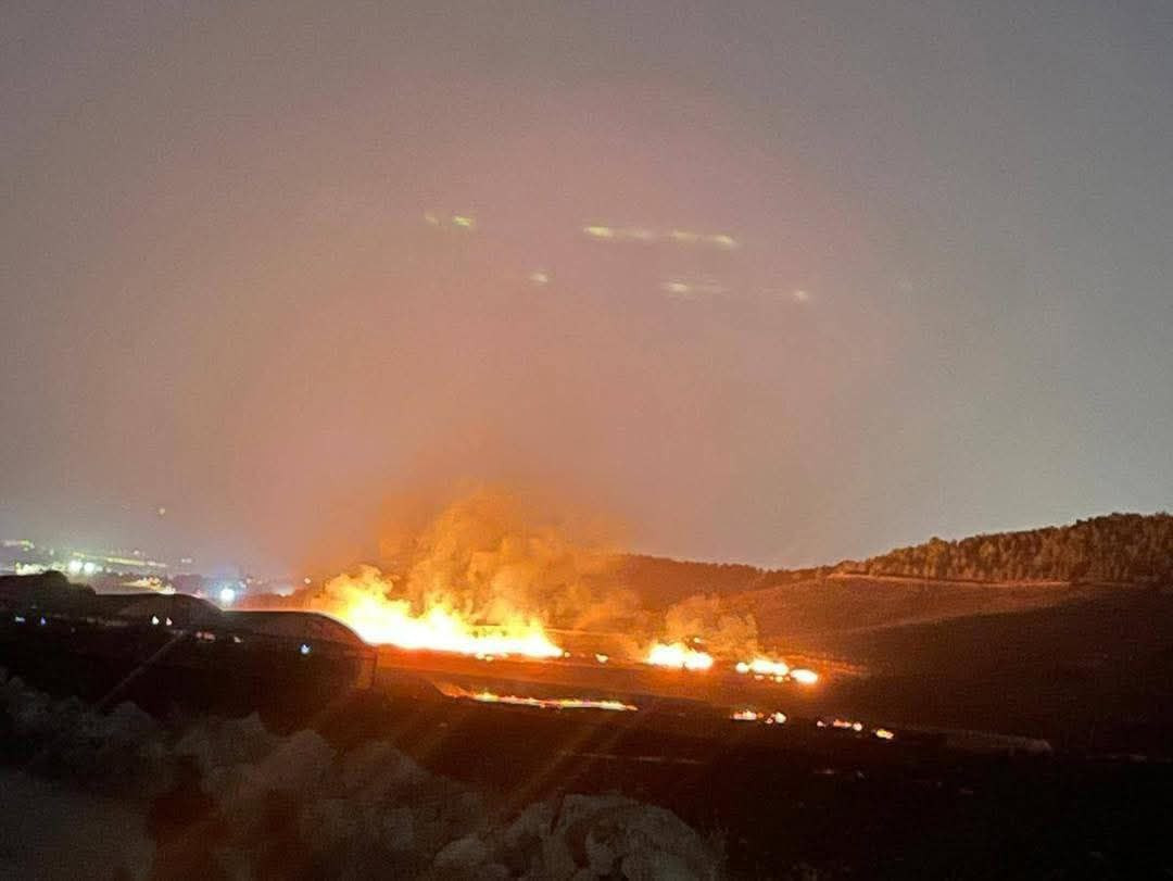 قوات الاحتلال تقتحم أراضي الفلسطينيين بمحيط الجدار الفاصل في قرية عربونة شرق مدينة جنين، وتقوم بإشعال النيران فيها....