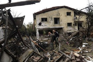 صحيفة معاريف العبرية: رئيس بلدية حيفا يونا ياهف: شبان المدينة يهربون منها بسبب تجاهل الحكومة لمعاناتهم، فلا يوجد بنى تحتية مناسبة ولا أمن ما يعني بأنن...