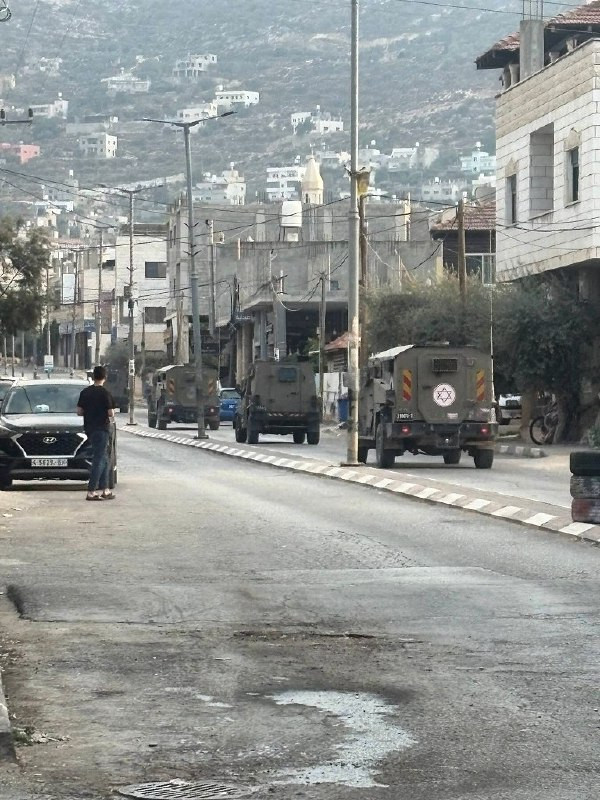 قوة كبيرة من جيش الاحتلال تقتحم بلدة بيت فوريك شرق نابلس، بعد إبلاغ مستوطنين عن سماع إطلاق نار بالمنطقة....