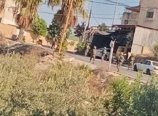 قوات الاحتلال تقتحم قرية صرة غرب نابلس وتحتجز عددًا من الشبان....