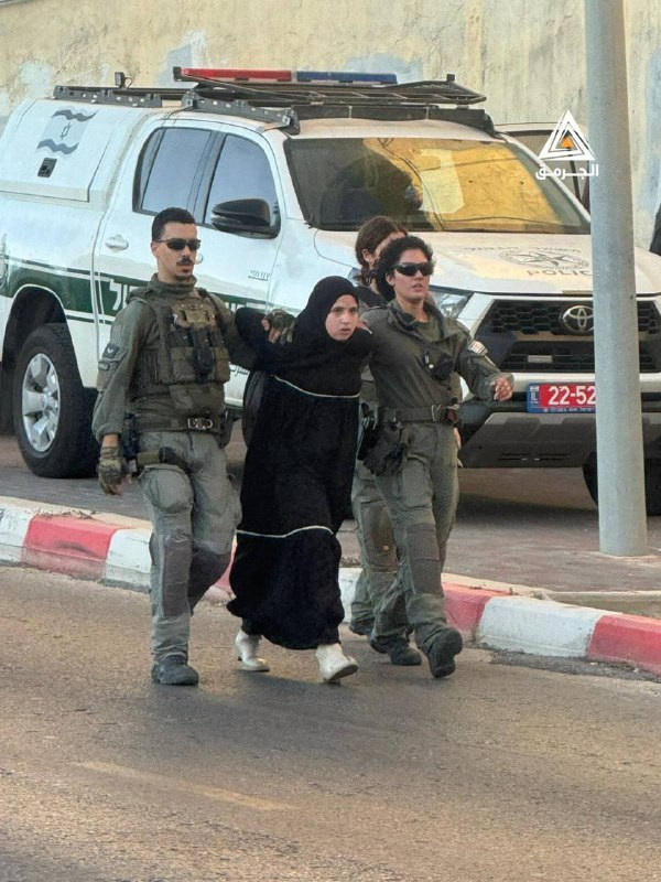 لحظة اعتقال شرطة الاحتلال لشابة من مدينة أم الفحم خلال مظاهرة احتجاجية على عدوان الاحتلال على غزة....