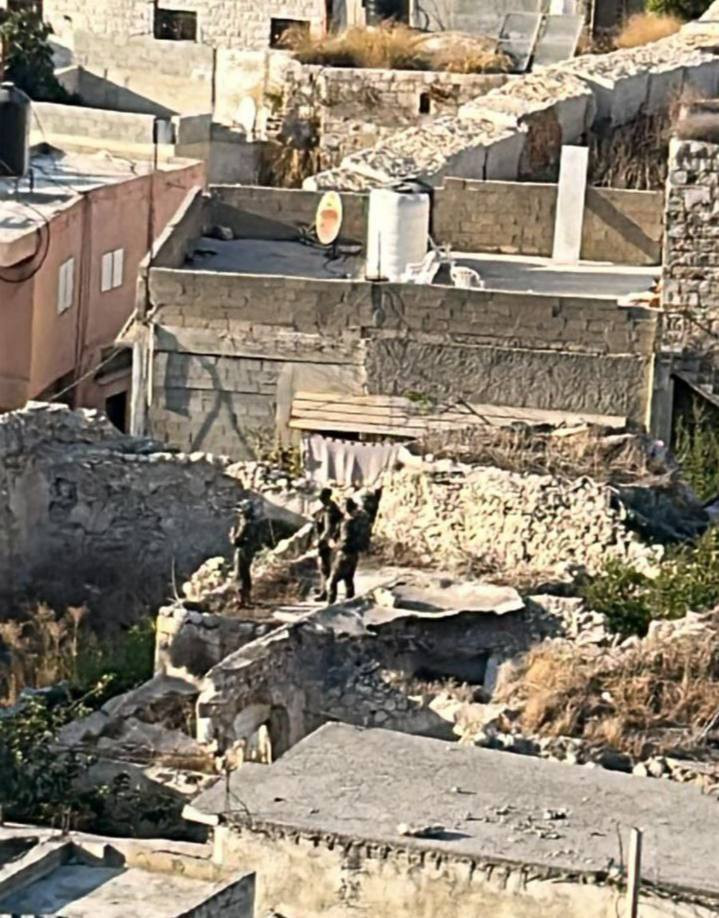 جنود الاحتلال يعتلون أسطح المنازل أثناء اقتحام بلدة جبع الواقعة جنوب جنين....