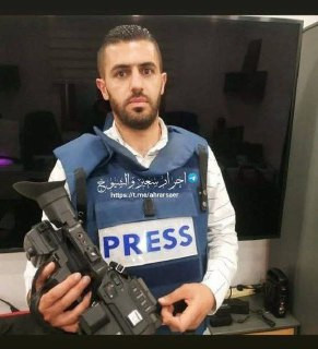 تعرض الصحفي أحمد منير لإصابة برصاص الاحتلال في قدمه أثناء المواجهات التي اندلعت في بلدة الشيوخ شمال الخليل....