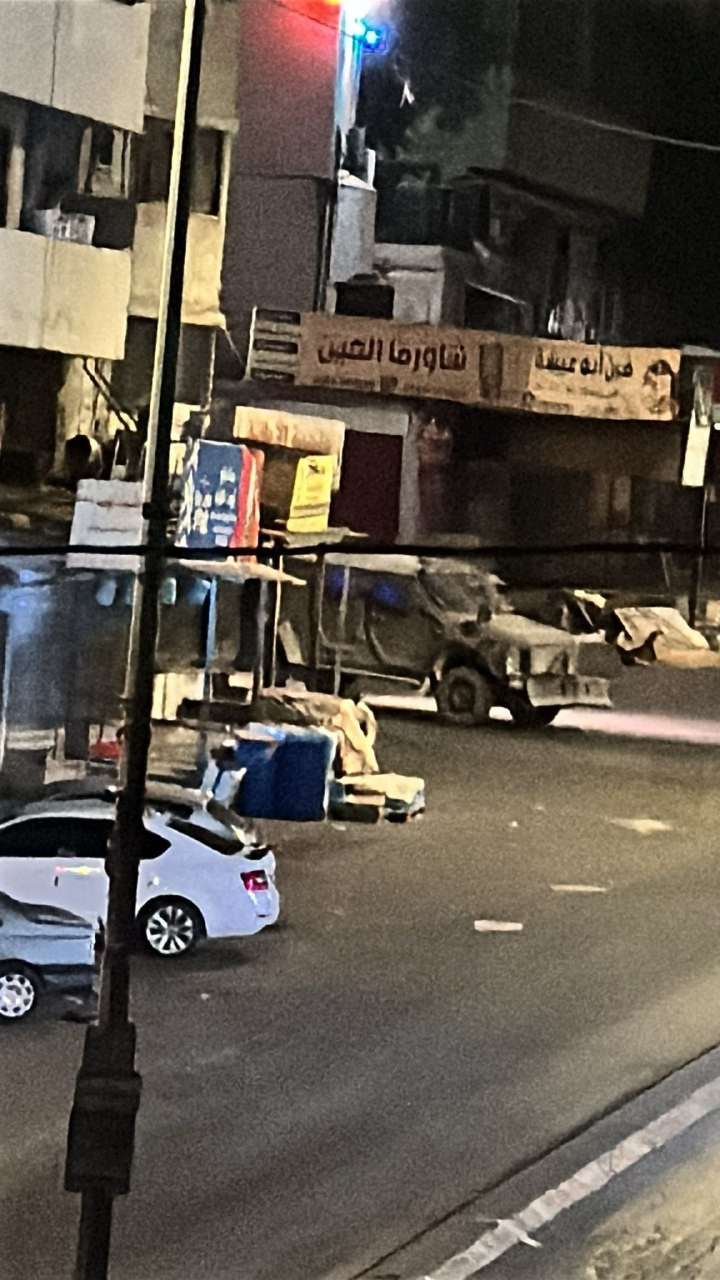 جانب من تمركز آليات الاحتلال على مدخل مخيم العين غرب مدينة نابلس....