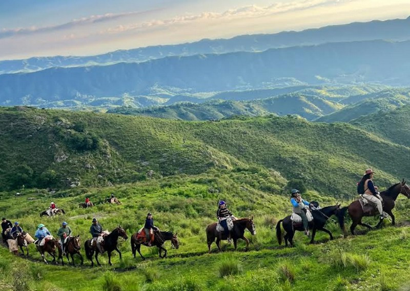 Catamarca - Cabalgata Paclin.jpg Travel Sale 2025: Catamarca brilla en el top nacional de ventas turísticas