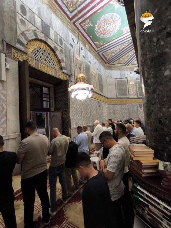 الأهالي يؤدون صلاة الخسوف في رحاب المسجد الأقصى المبارك قبل قليل...
