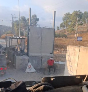 جيش الاحتلال الإسرائيلي يعتقل شاباً على حاجز عورتا جنوب شرقي نابلس شمال الضفة الغربية...