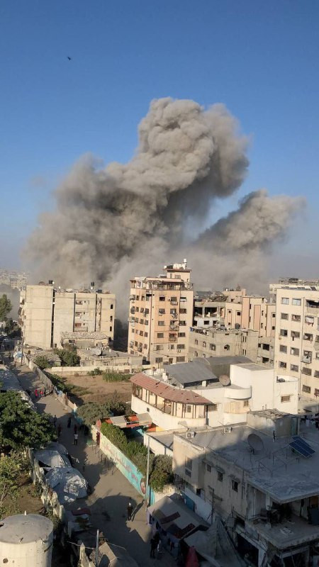 تم استهداف مركز إيواء نادي الجزيرة الذي يضم ومحيطه مئات خيام النازحين في وسط مدينة غزة...