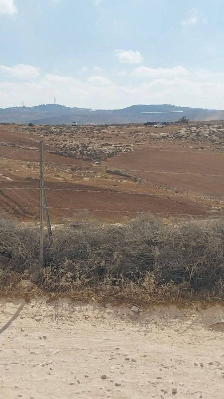 🟨 صور | المستوطنين يقومون بالاستيلاء على قطعة أرض والبدء بأعمال تجريف فيها وذلك في خربة "غوين" قضاء السموع جنوب الخليل، بإستخدام الجرافات وبتواجد عدد ...