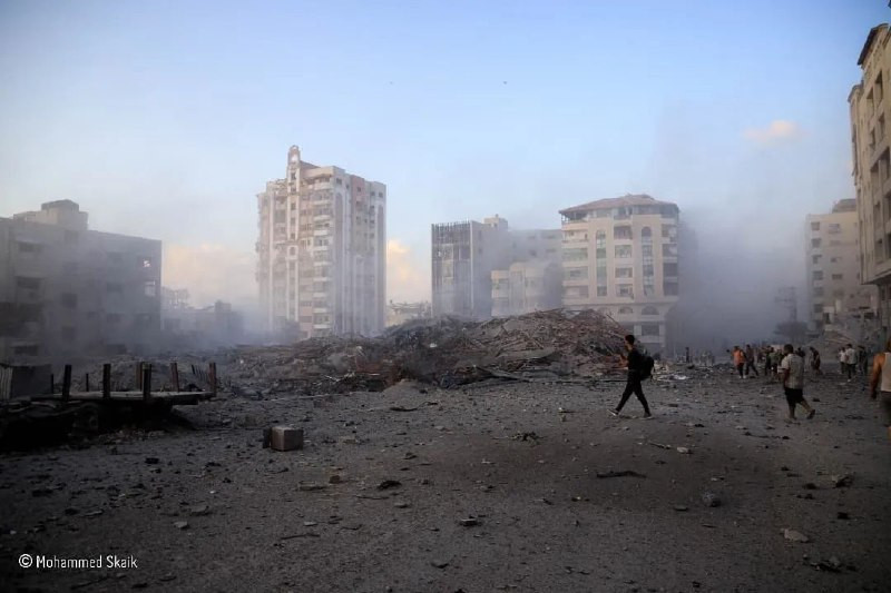 صور توثق لحظة تدمير الاحتلال عمارة الرؤيا في حي تل الهوا جنوب مدينة غزة...