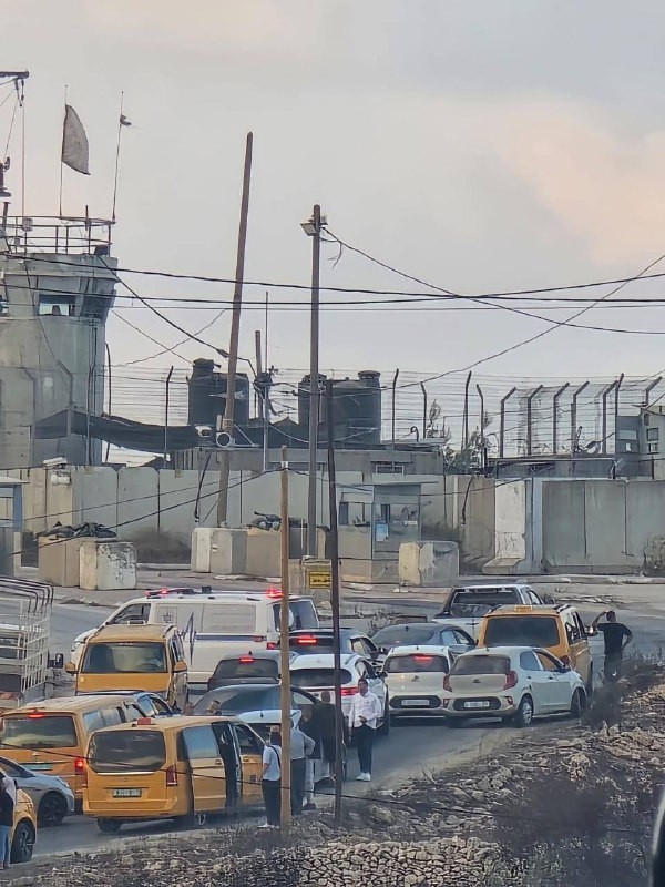 حاجز يمنع مرور عشرات المركبات، قوات الاحتلال تغلق حاجز عطارة شمال رام الله، وتسبب أزمة مرورية حادة في المنطقة....