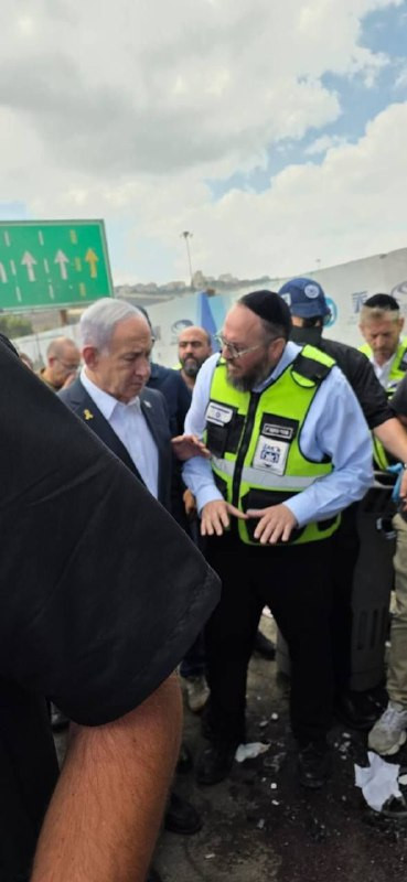 وصل نتنياهو إلى مكان عملية إطلاق النار التي أسفرت عن مقتل 5 مستوطنين في شمال القدس المحتلة....