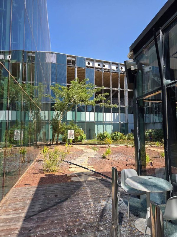 تعرّضت صالة مطار رامون لأضرار كبيرة مباشرة نتيجة هجوم يمني باستخدام المُسيّرات....