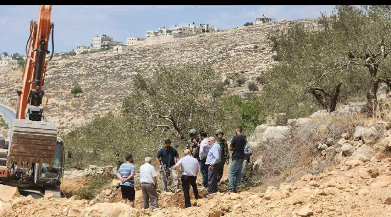 مستوطنون تحت حماية جيش الاحتلال يشرعون في طريق استيطاني ويقومون باقتلاع أشجار زيتون في أراضي قرية عين عريك غرب رام الله...