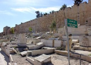 دعا مجلس الإفتاء الأعلى في فلسطين إلى اتخاذ إجراءات فورية لحماية مقبرة باب الرحمة المجاورة للمسجد الأقصى، بعد اعتداء المستوطنين وتخريب القبور. تعتبر ا...