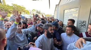 نادي الأسير: يمارس الاحتلال انتقاما جماعيا بحق عائلات الأسرى المحررين المبعدين إلى مصر عبر حرمانهم العشرات منهم من السفر. يعاني عدد من الأسرى المبعدين...