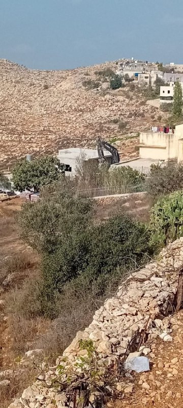 صورة| جانب من عمليات الهدم التي ينفذها الاحتلال لمنزل في بلدة الولجة غرب مدينة بيت لحم....