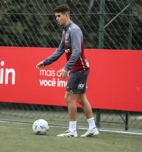 São Paulo aguarda nova avaliação médica de Oscar, sem previsão de alta após exames recentes