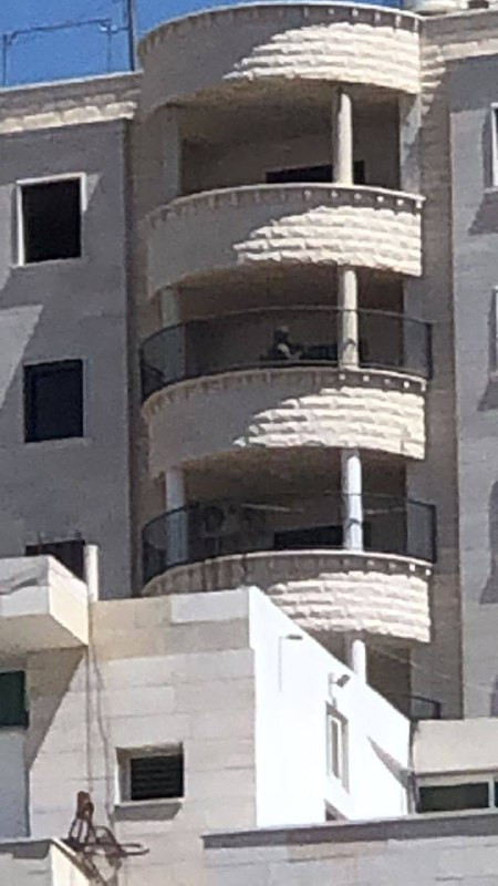 جيش الاحتلال يقتحم مخيم الفوار جنوب الخليل في الضفة الغربية ويدخل بناية سكنية...