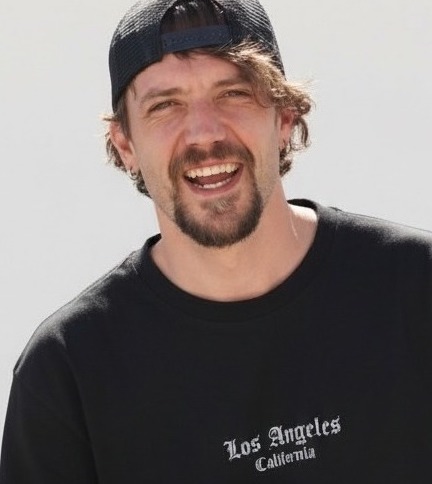 Generated Image August 31, 2025 7 43PM copia 2.jpg