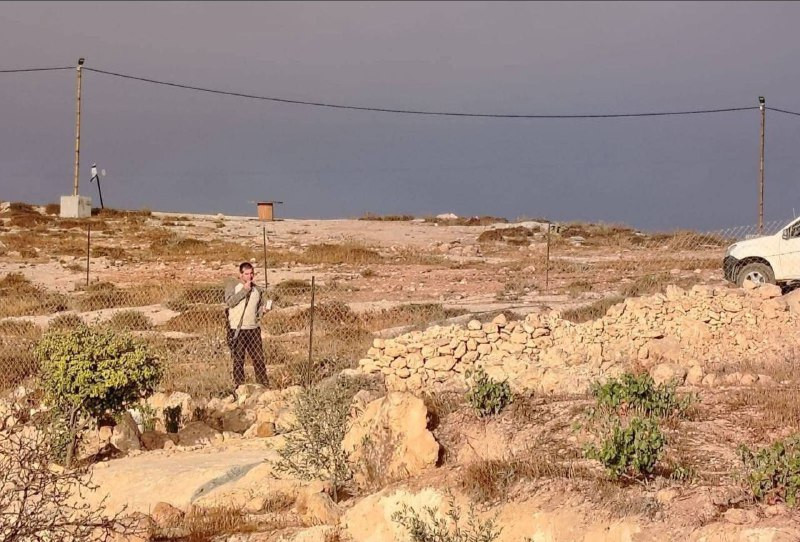 مستوطن مسلّح يتجوّل في محيط منزل الشيخ سعيد العمور في خربة الركيز بمسافر يطا جنوب الخليل ويحاول قص السياج المحيط بالمنزل....