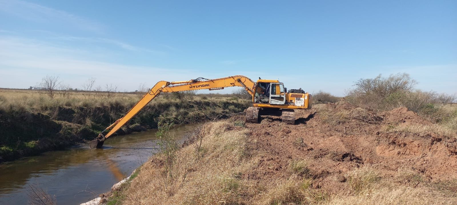 Limpian el canal San Eugenio para mejorar el drenaje en el departamento San Jerónimo