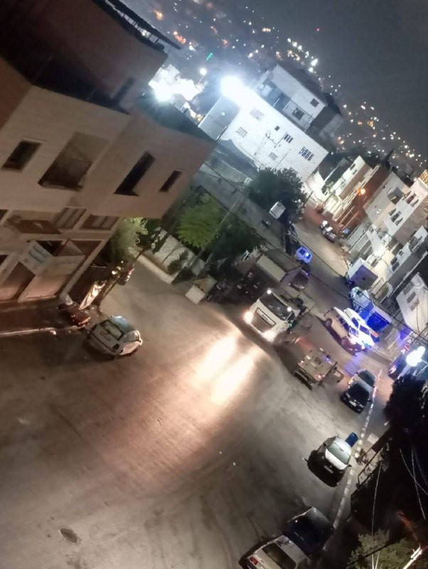 قوات الاحتلال تواصل حالياً تركيب كرفانات في منطقة جبل الرحمة قرب مسجد الريان في الخليل...