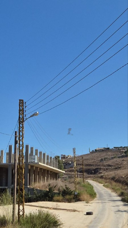 مسيرة إسرائيلية تلقي قنبلة في أجواء بلدة مركبا، جنوب لبنان....