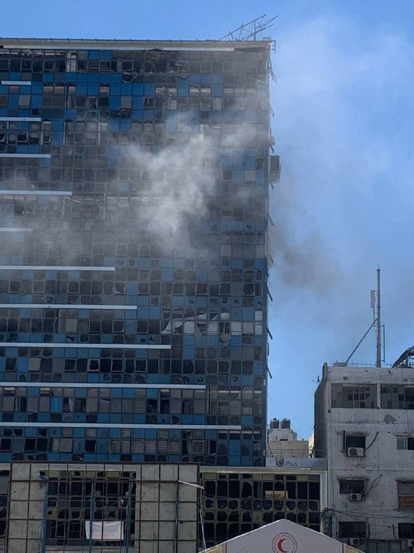 قصف مدفعي إسرائيلي يستهدف برج الطباع في منطقة السرايا وسط مدينة غزة...