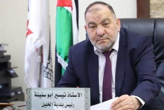 اعتقلت قوات الاحتلال الإسرائيلي قبل قليل سعادة رئيس بلدية الخليل الأستاذ تيسير أبو سنينة، بعد اقتحام منزله بقوة عسكرية كبيرة، حيث عبثت بمحتوياته وتسبب...