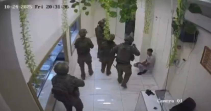 قوات الاحتلال تقتحم مجمعًا تجاريًا في بلدة سلواد شمال شرق رام الله، وتعتقل شابين وتحتجز آخرين....