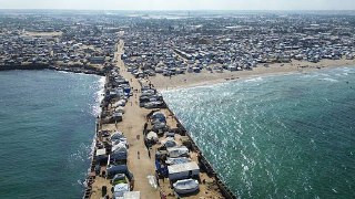 صور جوية تظهر تكدس خيام النازحين في ميناء القرارة، شمال غرب خان يونس، جنوب قطاع غزة....