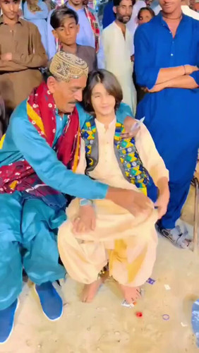 UAxqt8MRujbVeI v.jpg