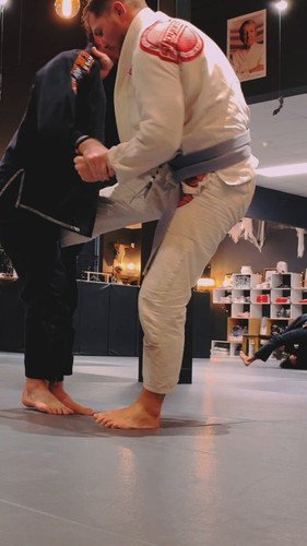 8cwVLnKGW tM9O2m.jpg