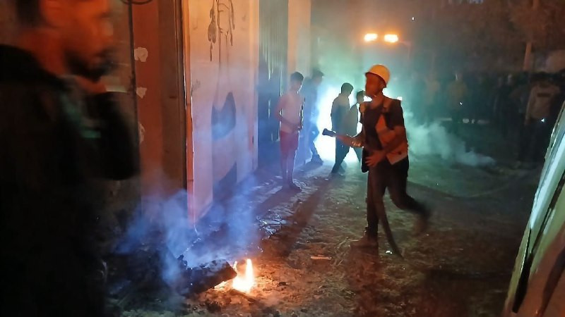 توثيق اللحظات الأولى بعد قصف طيران الاحتلال لمركبة قرب النادي الأهلي، في مخيم النصيرات وسط قطاع غزة...