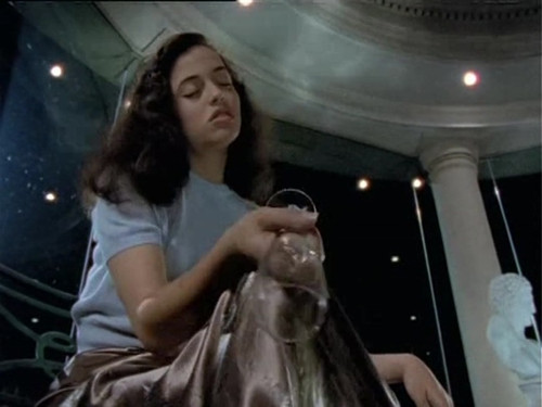 Highlander s4e10 Chivalry Emmanuelle Vaugier dd 1.jpg