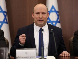 القناة 12 العبرية عن رئيس الوزراء السابق نفتالي بينت: واشنطن تتدخل في عملية صنع القرار داخل إسرائيل. تم إنشاء قاعدة عسكرية أمريكية في كريات غات لتوجيه...