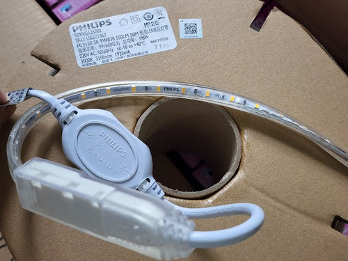 den led day trang tri philips hv hls168 50m 9w m 830 550lm gm 220 240v anh sang vang 3000k 50 met cu.jpg