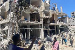 مدير الدفاع المدني في خان يونس ذكر أن أكثر من 10 آلاف مفقود تحت الأنقاض، ويواجهون صعوبات كبيرة في استخراجهم بسبب نقص المعدات والآليات. وأشار إلى أن حج...