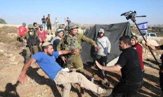 هيئة مقاومة الجدار والاستيطان: 259 اعتداء على الفلسطينيين نفذها جيش الاحتلال والمستوطنون خلال موسم قطف الزيتون....