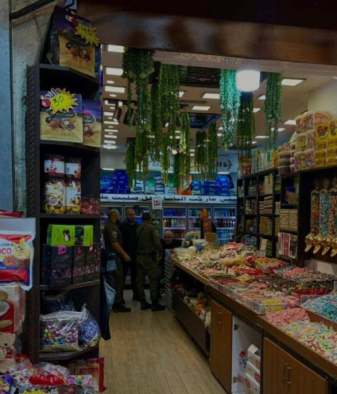 قوات الاحتلال تقتحم محال تجارية لعائلة أبو صبيح في شارع الواد بالقدس القديمة، وتعتقل 4 من أفراد العائلة وتجبرهم على إغلاق المحال التجارية...