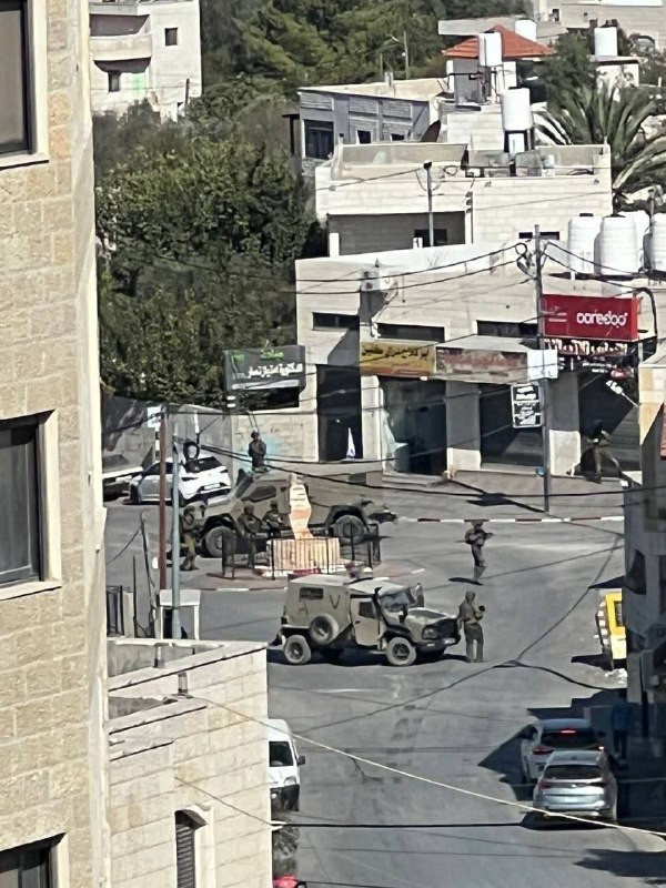 قوات الاحتلال تقتحم بلدة ترمسعيا شمال رام الله وقرية أبو فلاح شمال شرق المدينة وسط انتشار مكثف في المنطقة....