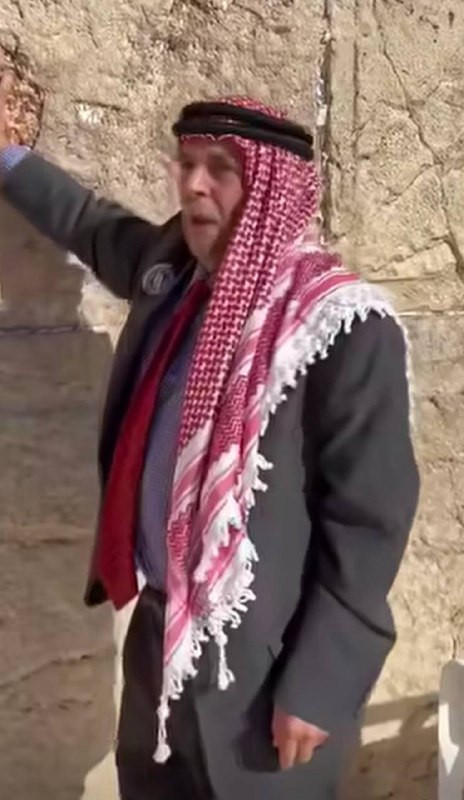 عشائر الأردن تعلن براءتها من الأردني عبد الإله معلا بعد زيارته حائط البراق برفقة مستوطنين ودعمه للاحتلال....