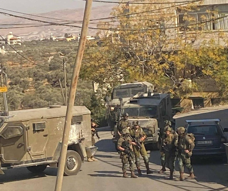 قوات الاحتلال تواصل اقتحاماتها في الضفة خلال الساعات الماضية، حيث اقتحمت قرية سردا شمال رام الله وأوقفت المركبات هناك، إضافة إلى اقتحام بلدة دير دبوان...